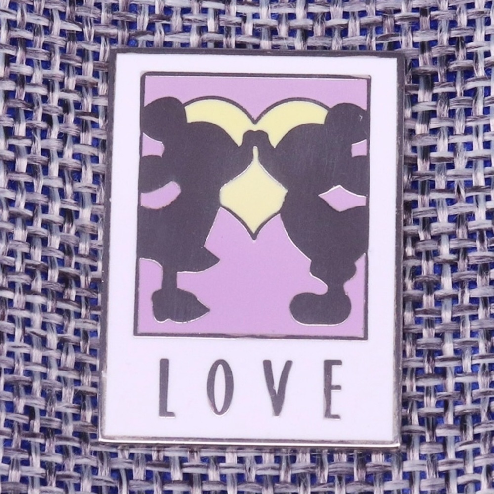 🆕 DISNEY Mickey Mouse Love Enamel Pin Brooch